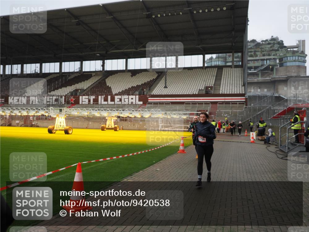 07.12.2025 - St. Pauli X-Mass-Run No. 15 Fabian Wolf http://msf.ph/oto/9420538 07.12.2025 11:40:28 Ziel 1756, 2144, 2713, 3554, 3824, 3825, 3850 meine-sportfotos.de