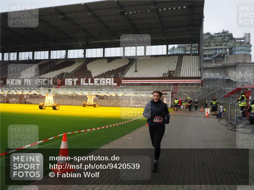 07.12.2025 - St. Pauli X-Mass-Run No. 15 Fabian Wolf http://msf.ph/oto/9420539 07.12.2025 11:40:29 Ziel 1756, 2144, 2713, 3554, 3824, 3825, 3850 meine-sportfotos.de