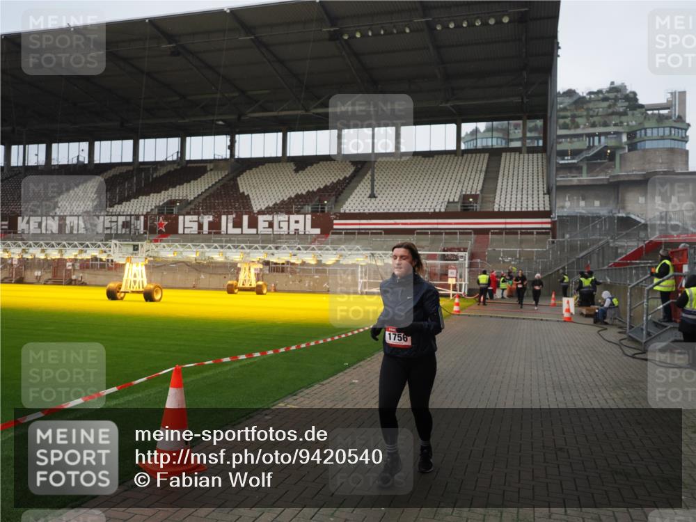 07.12.2025 - St. Pauli X-Mass-Run No. 15 Fabian Wolf http://msf.ph/oto/9420540 07.12.2025 11:40:29 Ziel 1756, 2144, 2713, 3554, 3824, 3825, 3850 meine-sportfotos.de