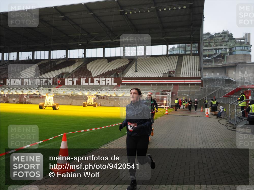 07.12.2025 - St. Pauli X-Mass-Run No. 15 Fabian Wolf http://msf.ph/oto/9420541 07.12.2025 11:40:29 Ziel 1756, 2144, 2713, 3554, 3824, 3825, 3850 meine-sportfotos.de