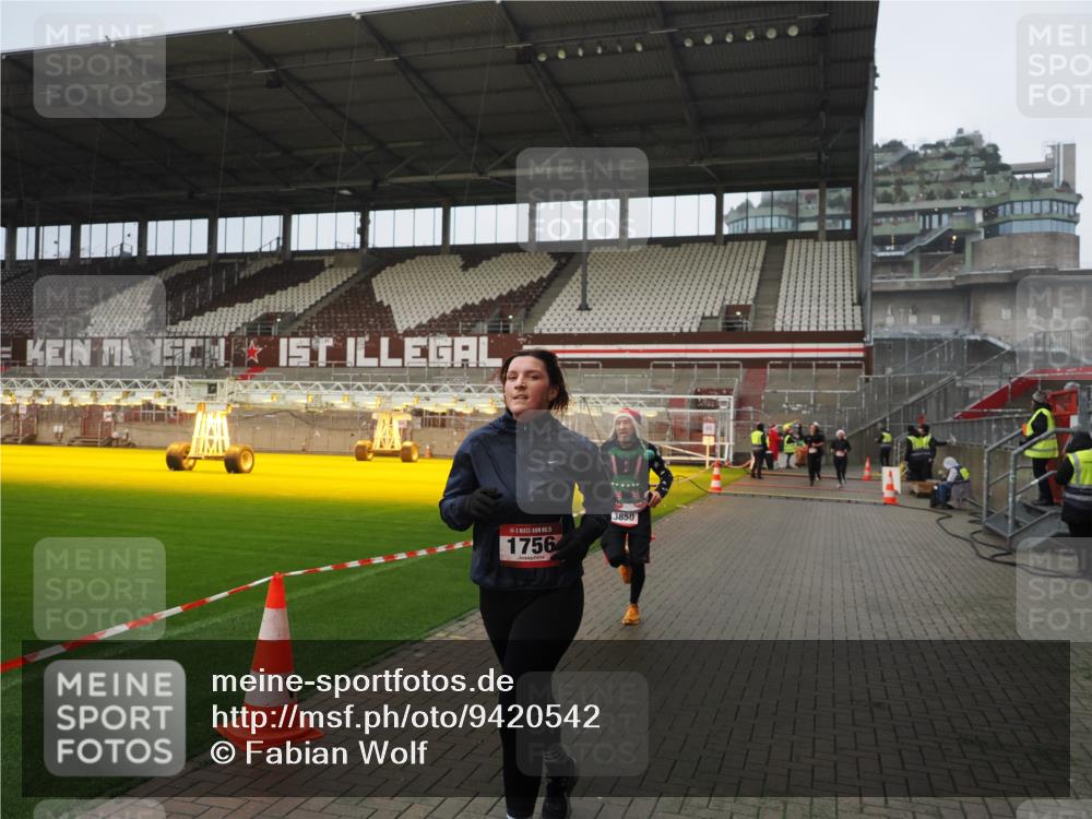 07.12.2025 - St. Pauli X-Mass-Run No. 15 Fabian Wolf http://msf.ph/oto/9420542 07.12.2025 11:40:29 Ziel 1756, 2144, 2713, 3554, 3824, 3825, 3850 meine-sportfotos.de