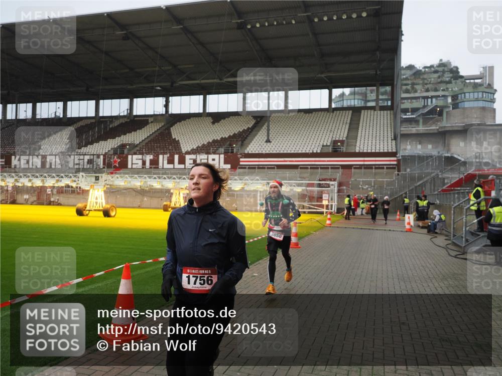 07.12.2025 - St. Pauli X-Mass-Run No. 15 Fabian Wolf http://msf.ph/oto/9420543 07.12.2025 11:40:30 Ziel 1756, 2144, 2416, 2417, 2713, 3554, 3824, 3825, 3850 meine-sportfotos.de