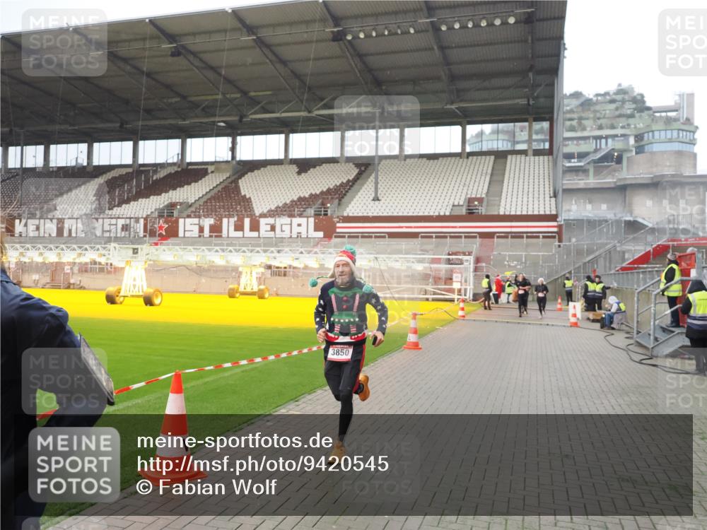 07.12.2025 - St. Pauli X-Mass-Run No. 15 Fabian Wolf http://msf.ph/oto/9420545 07.12.2025 11:40:30 Ziel 1756, 2144, 2416, 2417, 2713, 3554, 3824, 3825, 3850 meine-sportfotos.de