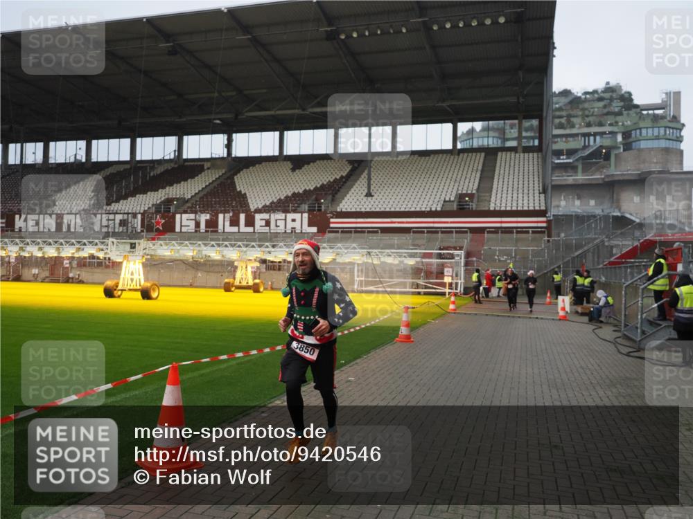 07.12.2025 - St. Pauli X-Mass-Run No. 15 Fabian Wolf http://msf.ph/oto/9420546 07.12.2025 11:40:30 Ziel 1756, 2144, 2416, 2417, 2713, 3554, 3824, 3825, 3850 meine-sportfotos.de