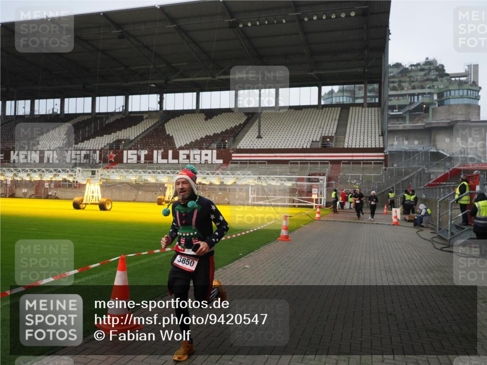 07.12.2025 - St. Pauli X-Mass-Run No. 15 Fabian Wolf http://msf.ph/oto/9420547 07.12.2025 11:40:31 Ziel 1061, 1756, 2144, 2416, 2417, 2713, 3554, 3824, 3825, 3850 meine-sportfotos.de