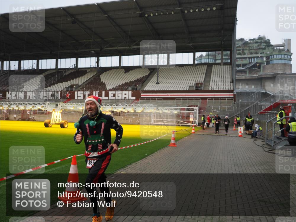 07.12.2025 - St. Pauli X-Mass-Run No. 15 Fabian Wolf http://msf.ph/oto/9420548 07.12.2025 11:40:31 Ziel 1061, 1756, 2144, 2416, 2417, 2713, 3554, 3824, 3825, 3850 meine-sportfotos.de
