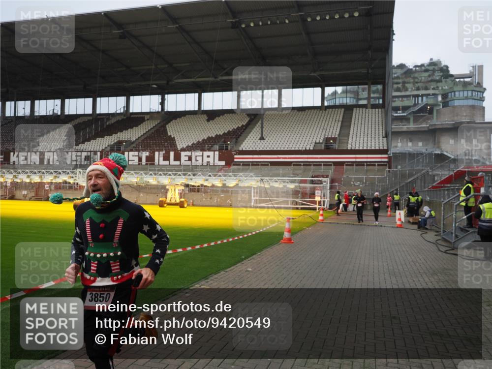 07.12.2025 - St. Pauli X-Mass-Run No. 15 Fabian Wolf http://msf.ph/oto/9420549 07.12.2025 11:40:31 Ziel 1061, 1756, 2144, 2416, 2417, 2713, 3554, 3824, 3825, 3850 meine-sportfotos.de