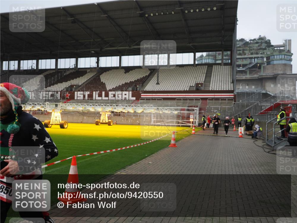 07.12.2025 - St. Pauli X-Mass-Run No. 15 Fabian Wolf http://msf.ph/oto/9420550 07.12.2025 11:40:31 Ziel 1061, 1756, 2144, 2416, 2417, 2713, 3554, 3824, 3825, 3850 meine-sportfotos.de