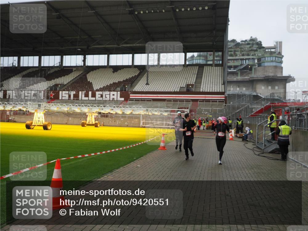 07.12.2025 - St. Pauli X-Mass-Run No. 15 Fabian Wolf http://msf.ph/oto/9420551 07.12.2025 11:40:35 Ziel 52, 1061, 1756, 2144, 2416, 2417, 2713, 3554, 3824, 3825, 3850 meine-sportfotos.de