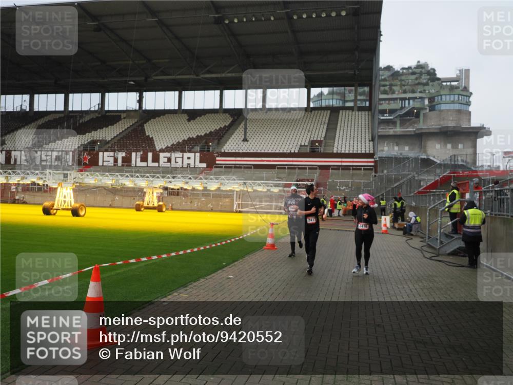 07.12.2025 - St. Pauli X-Mass-Run No. 15 Fabian Wolf http://msf.ph/oto/9420552 07.12.2025 11:40:36 Ziel 52, 1061, 1756, 2144, 2416, 2417, 2713, 3554, 3824, 3825, 3850 meine-sportfotos.de