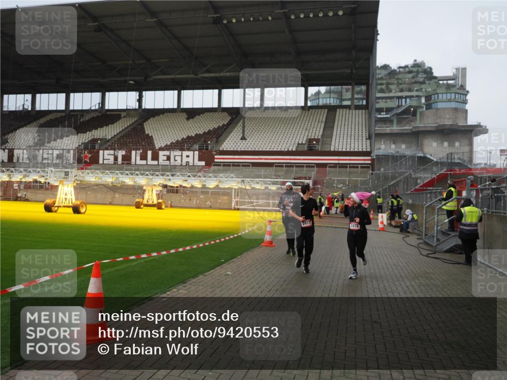 07.12.2025 - St. Pauli X-Mass-Run No. 15 Fabian Wolf http://msf.ph/oto/9420553 07.12.2025 11:40:36 Ziel 52, 1061, 1756, 2144, 2416, 2417, 2713, 3554, 3824, 3825, 3850 meine-sportfotos.de