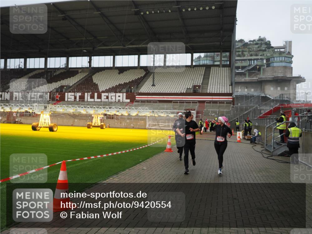 07.12.2025 - St. Pauli X-Mass-Run No. 15 Fabian Wolf http://msf.ph/oto/9420554 07.12.2025 11:40:36 Ziel 52, 1061, 1756, 2144, 2416, 2417, 2713, 3554, 3824, 3825, 3850 meine-sportfotos.de