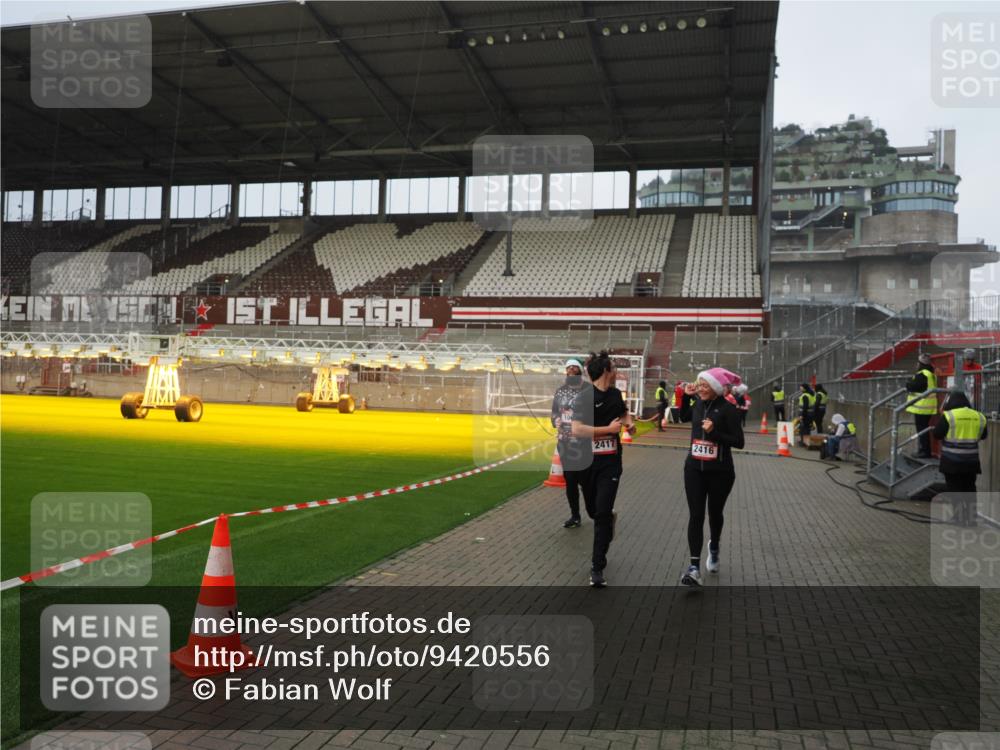 07.12.2025 - St. Pauli X-Mass-Run No. 15 Fabian Wolf http://msf.ph/oto/9420556 07.12.2025 11:40:36 Ziel 52, 1061, 1756, 2144, 2416, 2417, 2713, 3554, 3824, 3825, 3850 meine-sportfotos.de