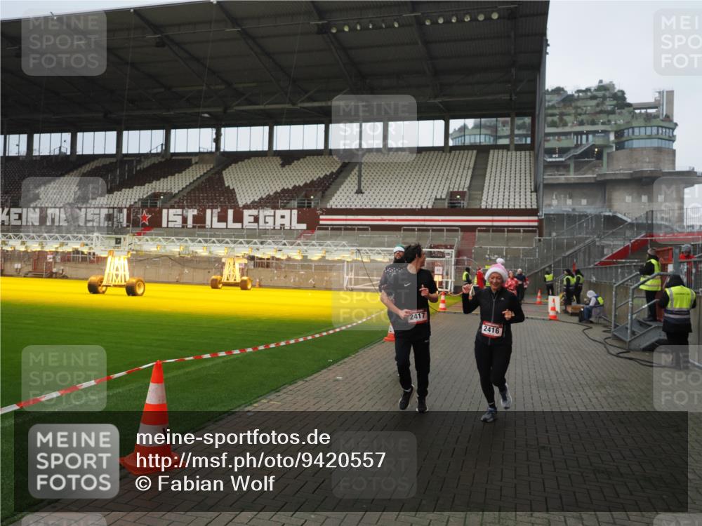 07.12.2025 - St. Pauli X-Mass-Run No. 15 Fabian Wolf http://msf.ph/oto/9420557 07.12.2025 11:40:37 Ziel 52, 1061, 1756, 2144, 2416, 2417, 2713, 3554, 3824, 3825, 3850 meine-sportfotos.de