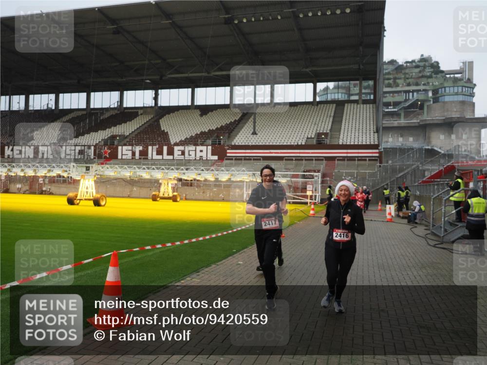 07.12.2025 - St. Pauli X-Mass-Run No. 15 Fabian Wolf http://msf.ph/oto/9420559 07.12.2025 11:40:37 Ziel 52, 1061, 1756, 2144, 2416, 2417, 2713, 3554, 3824, 3825, 3850 meine-sportfotos.de