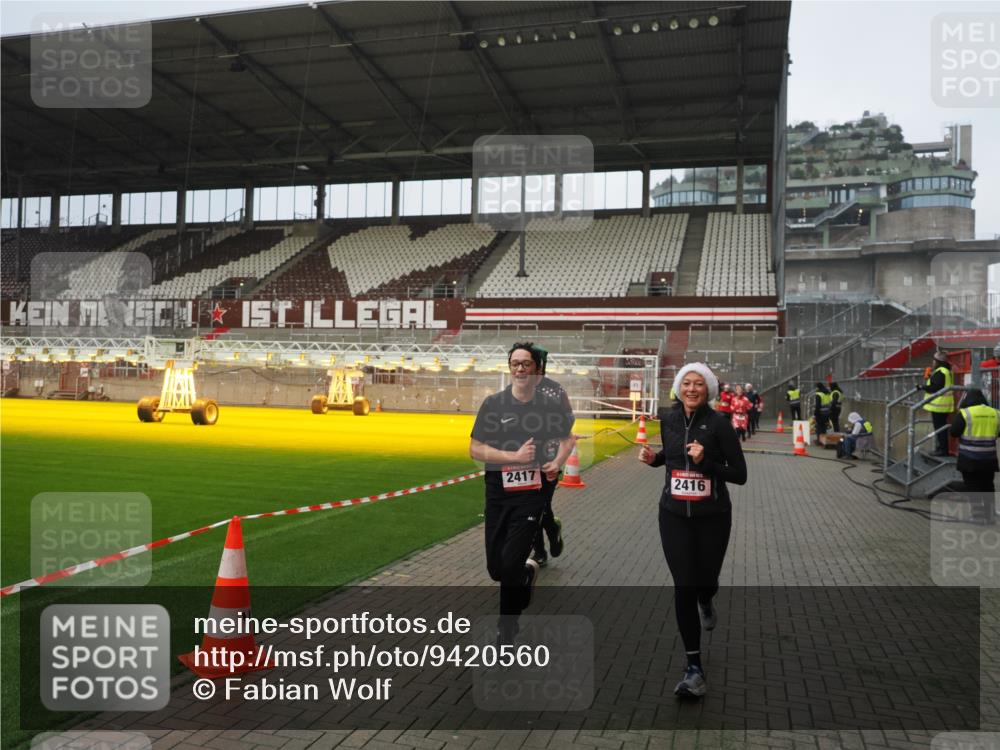 07.12.2025 - St. Pauli X-Mass-Run No. 15 Fabian Wolf http://msf.ph/oto/9420560 07.12.2025 11:40:37 Ziel 52, 1061, 1756, 2144, 2416, 2417, 2713, 3554, 3824, 3825, 3850 meine-sportfotos.de