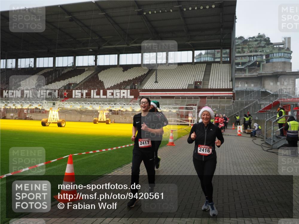 07.12.2025 - St. Pauli X-Mass-Run No. 15 Fabian Wolf http://msf.ph/oto/9420561 07.12.2025 11:40:37 Ziel 52, 1061, 1756, 2144, 2416, 2417, 2713, 3554, 3824, 3825, 3850 meine-sportfotos.de