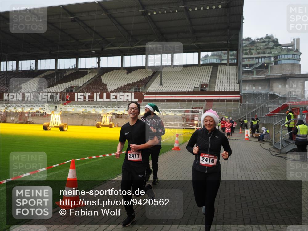 07.12.2025 - St. Pauli X-Mass-Run No. 15 Fabian Wolf http://msf.ph/oto/9420562 07.12.2025 11:40:38 Ziel 52, 726, 727, 1061, 1756, 2144, 2416, 2417, 2713, 3554, 3824, 3825, 3850 meine-sportfotos.de