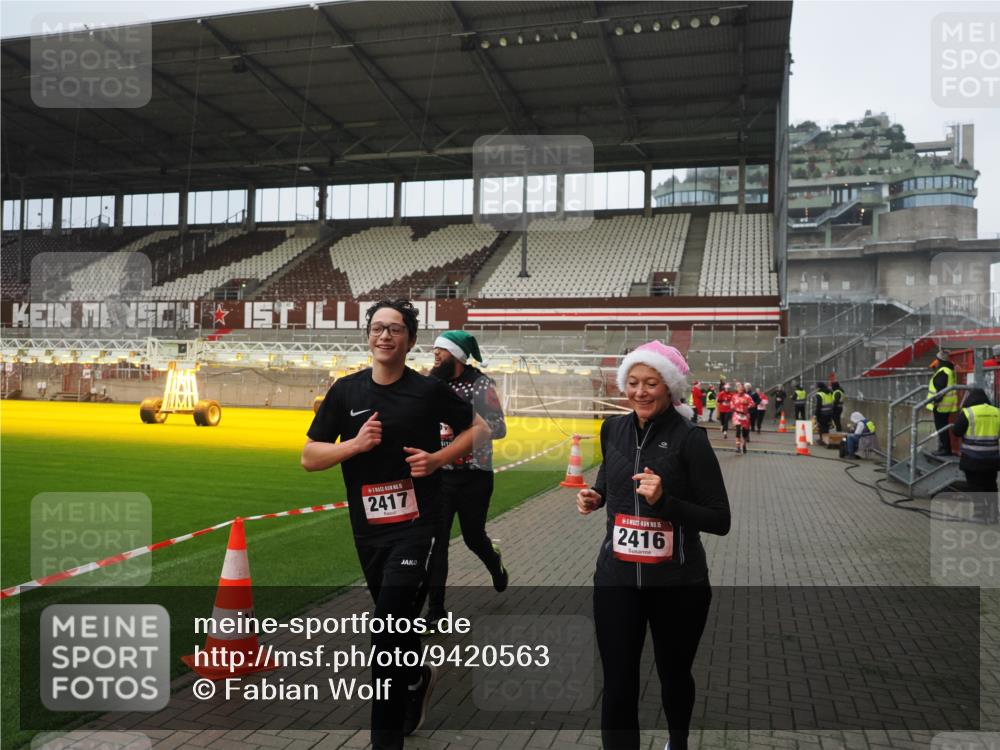 07.12.2025 - St. Pauli X-Mass-Run No. 15 Fabian Wolf http://msf.ph/oto/9420563 07.12.2025 11:40:38 Ziel 52, 726, 727, 1061, 1756, 2144, 2416, 2417, 2713, 3554, 3824, 3825, 3850 meine-sportfotos.de