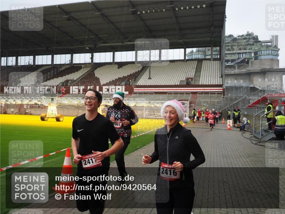 07.12.2025 - St. Pauli X-Mass-Run No. 15 Fabian Wolf http://msf.ph/oto/9420564 07.12.2025 11:40:38 Ziel 52, 726, 727, 1061, 1756, 2144, 2416, 2417, 2713, 3554, 3824, 3825, 3850 meine-sportfotos.de