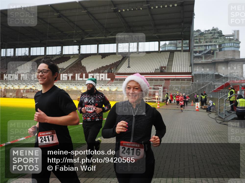07.12.2025 - St. Pauli X-Mass-Run No. 15 Fabian Wolf http://msf.ph/oto/9420565 07.12.2025 11:40:38 Ziel 52, 726, 727, 1061, 1756, 2144, 2416, 2417, 2713, 3554, 3824, 3825, 3850 meine-sportfotos.de