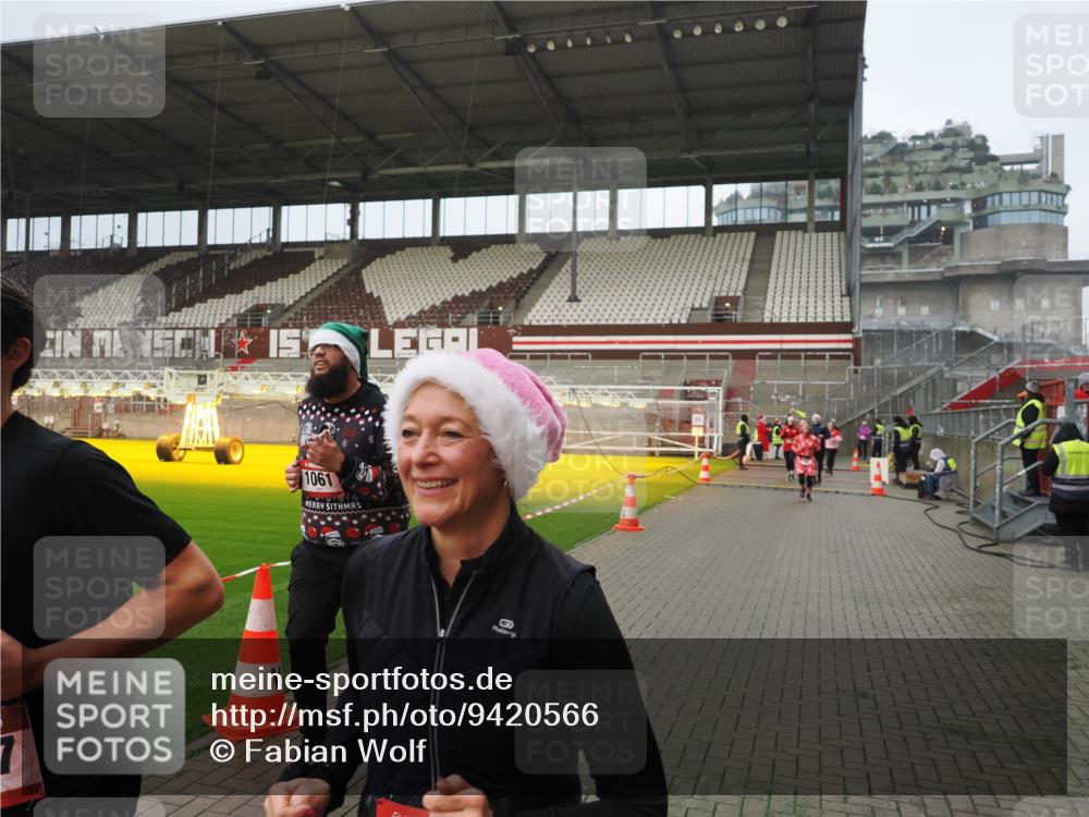 07.12.2025 - St. Pauli X-Mass-Run No. 15 Fabian Wolf http://msf.ph/oto/9420566 07.12.2025 11:40:38 Ziel 52, 726, 727, 1061, 1756, 2144, 2416, 2417, 2713, 3554, 3824, 3825, 3850 meine-sportfotos.de