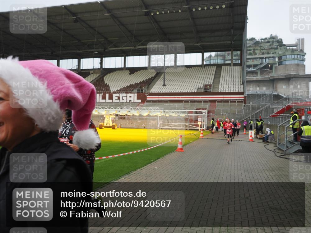 07.12.2025 - St. Pauli X-Mass-Run No. 15 Fabian Wolf http://msf.ph/oto/9420567 07.12.2025 11:40:39 Ziel 52, 726, 727, 1061, 1756, 2144, 2416, 2417, 2713, 2865, 3554, 3824, 3825, 3850 meine-sportfotos.de