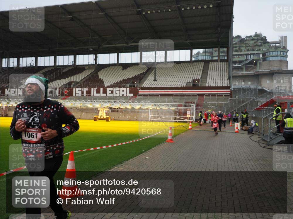 07.12.2025 - St. Pauli X-Mass-Run No. 15 Fabian Wolf http://msf.ph/oto/9420568 07.12.2025 11:40:39 Ziel 52, 726, 727, 1061, 1756, 2144, 2416, 2417, 2713, 2865, 3554, 3824, 3825, 3850 meine-sportfotos.de