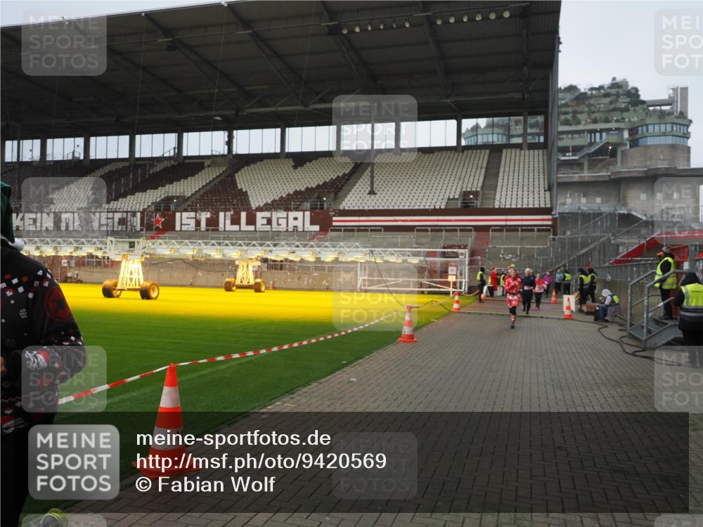 07.12.2025 - St. Pauli X-Mass-Run No. 15 Fabian Wolf http://msf.ph/oto/9420569 07.12.2025 11:40:39 Ziel 52, 726, 727, 1061, 1756, 2144, 2416, 2417, 2713, 2865, 3554, 3824, 3825, 3850 meine-sportfotos.de