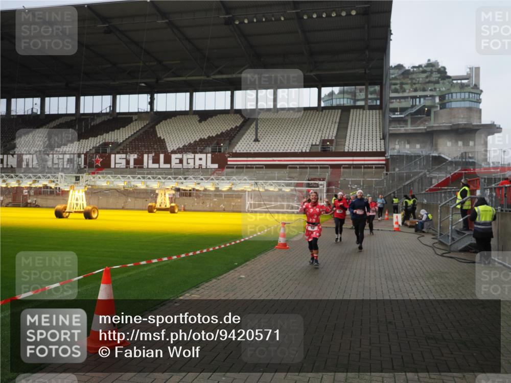 07.12.2025 - St. Pauli X-Mass-Run No. 15 Fabian Wolf http://msf.ph/oto/9420571 07.12.2025 11:40:42 Ziel 52, 726, 727, 1061, 1277, 1756, 2199, 2416, 2417, 2865, 3850 meine-sportfotos.de
