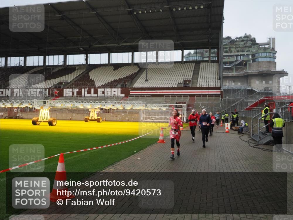 07.12.2025 - St. Pauli X-Mass-Run No. 15 Fabian Wolf http://msf.ph/oto/9420573 07.12.2025 11:40:42 Ziel 52, 726, 727, 1061, 1277, 1756, 2199, 2416, 2417, 2865, 3850 meine-sportfotos.de