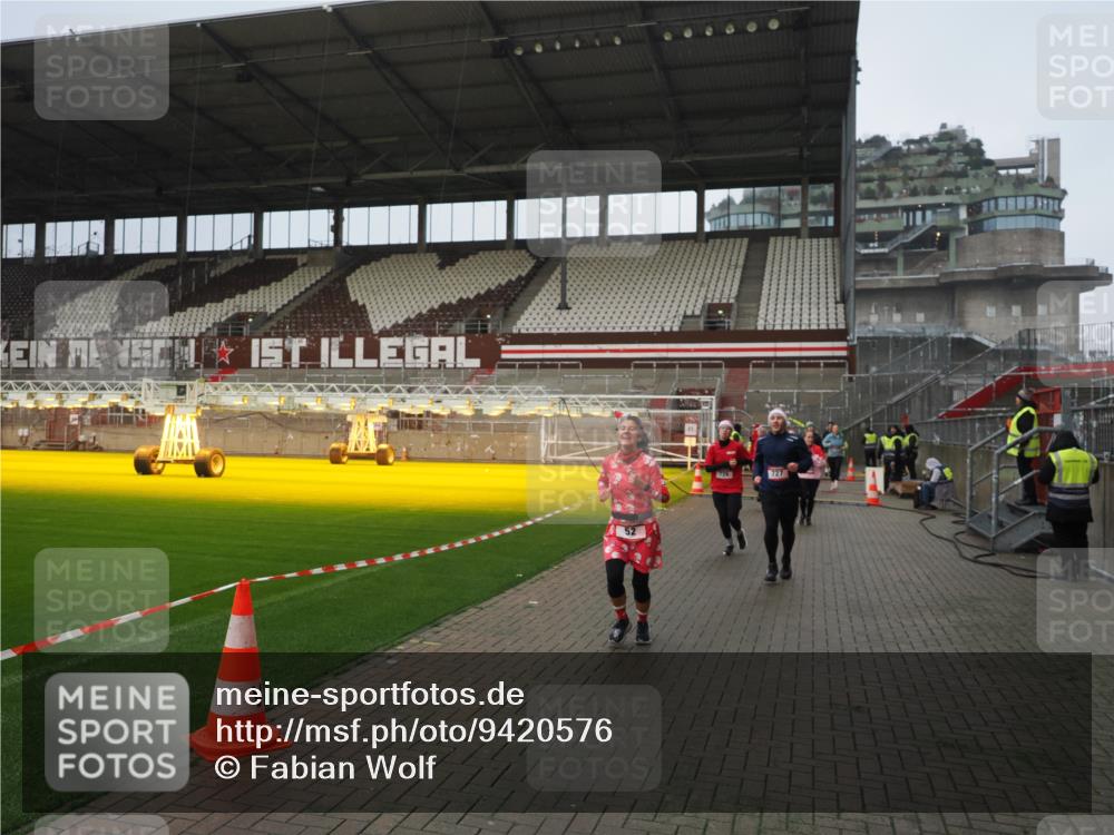 07.12.2025 - St. Pauli X-Mass-Run No. 15 Fabian Wolf http://msf.ph/oto/9420576 07.12.2025 11:40:43 Ziel 52, 726, 727, 1061, 1277, 2199, 2416, 2417, 2865, 2976, 3850 meine-sportfotos.de