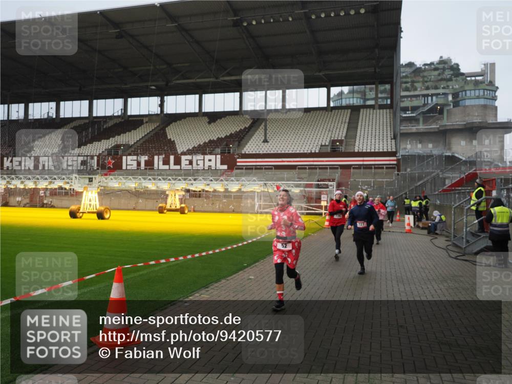 07.12.2025 - St. Pauli X-Mass-Run No. 15 Fabian Wolf http://msf.ph/oto/9420577 07.12.2025 11:40:43 Ziel 52, 726, 727, 1061, 1277, 2199, 2416, 2417, 2865, 2976, 3850 meine-sportfotos.de