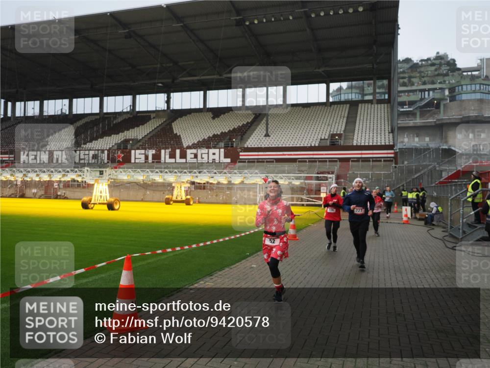 07.12.2025 - St. Pauli X-Mass-Run No. 15 Fabian Wolf http://msf.ph/oto/9420578 07.12.2025 11:40:43 Ziel 52, 726, 727, 1061, 1277, 2199, 2416, 2417, 2865, 2976, 3850 meine-sportfotos.de