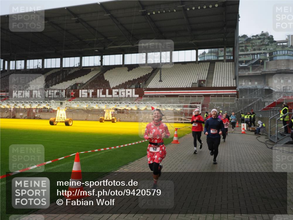 07.12.2025 - St. Pauli X-Mass-Run No. 15 Fabian Wolf http://msf.ph/oto/9420579 07.12.2025 11:40:43 Ziel 52, 726, 727, 1061, 1277, 2199, 2416, 2417, 2865, 2976, 3850 meine-sportfotos.de