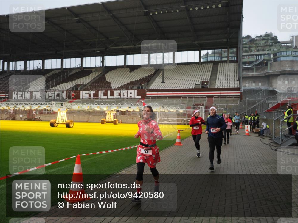 07.12.2025 - St. Pauli X-Mass-Run No. 15 Fabian Wolf http://msf.ph/oto/9420580 07.12.2025 11:40:44 Ziel 52, 726, 727, 1061, 1277, 2199, 2416, 2417, 2865, 2976 meine-sportfotos.de