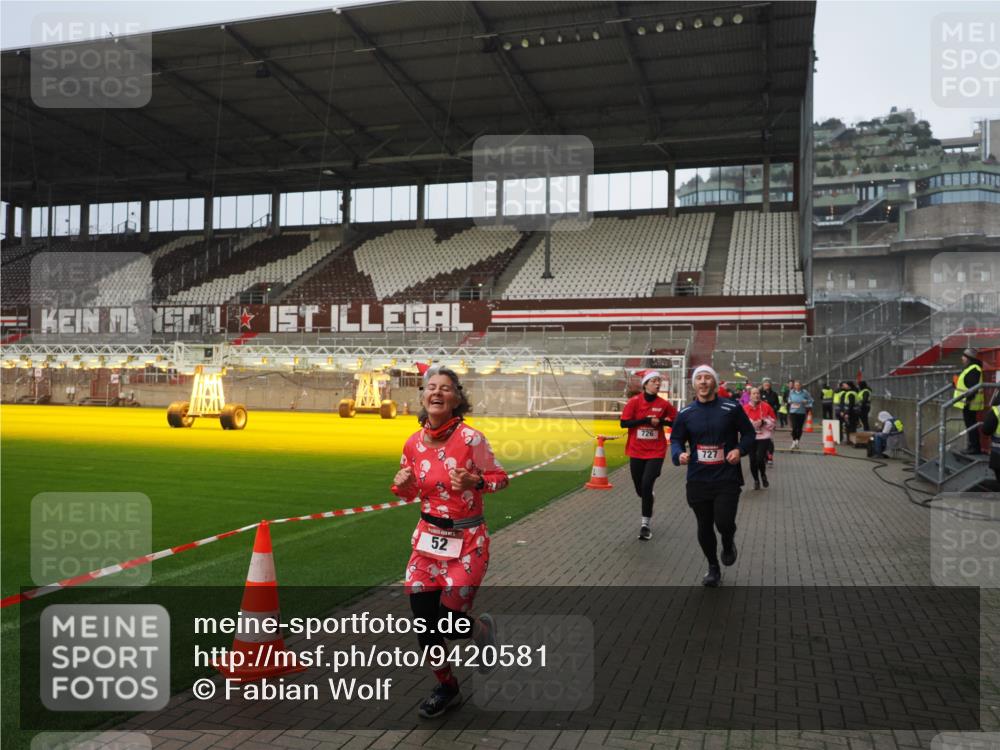 07.12.2025 - St. Pauli X-Mass-Run No. 15 Fabian Wolf http://msf.ph/oto/9420581 07.12.2025 11:40:44 Ziel 52, 726, 727, 1061, 1277, 2199, 2416, 2417, 2865, 2976 meine-sportfotos.de