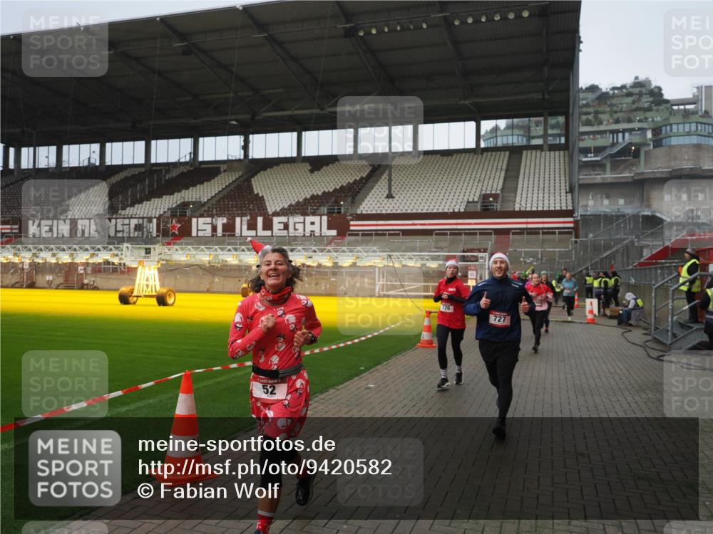 07.12.2025 - St. Pauli X-Mass-Run No. 15 Fabian Wolf http://msf.ph/oto/9420582 07.12.2025 11:40:44 Ziel 52, 726, 727, 1061, 1277, 2199, 2416, 2417, 2865, 2976 meine-sportfotos.de