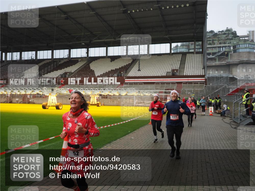 07.12.2025 - St. Pauli X-Mass-Run No. 15 Fabian Wolf http://msf.ph/oto/9420583 07.12.2025 11:40:44 Ziel 52, 726, 727, 1061, 1277, 2199, 2416, 2417, 2865, 2976 meine-sportfotos.de