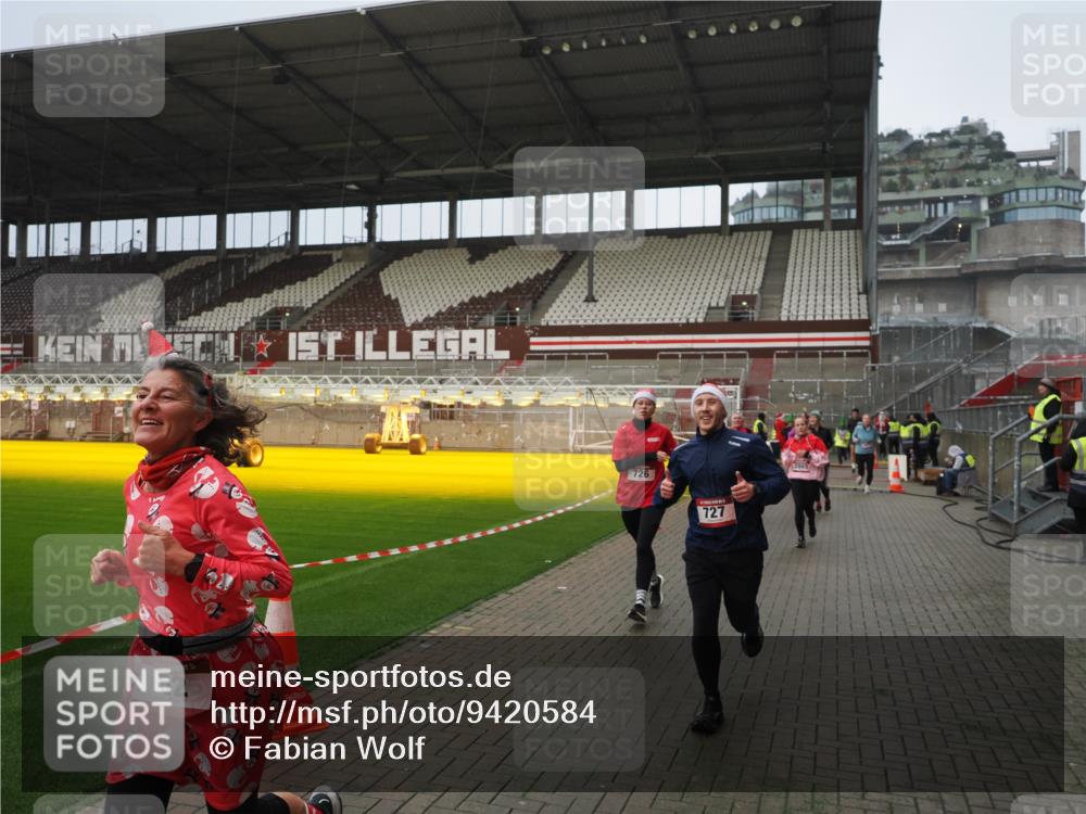 07.12.2025 - St. Pauli X-Mass-Run No. 15 Fabian Wolf http://msf.ph/oto/9420584 07.12.2025 11:40:44 Ziel 52, 726, 727, 1061, 1277, 2199, 2416, 2417, 2865, 2976 meine-sportfotos.de