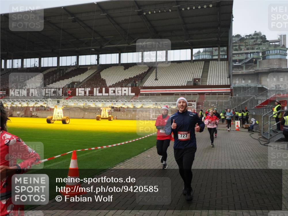 07.12.2025 - St. Pauli X-Mass-Run No. 15 Fabian Wolf http://msf.ph/oto/9420585 07.12.2025 11:40:45 Ziel 52, 726, 727, 1061, 1277, 2199, 2416, 2417, 2865, 2976, 3592, 4608 meine-sportfotos.de