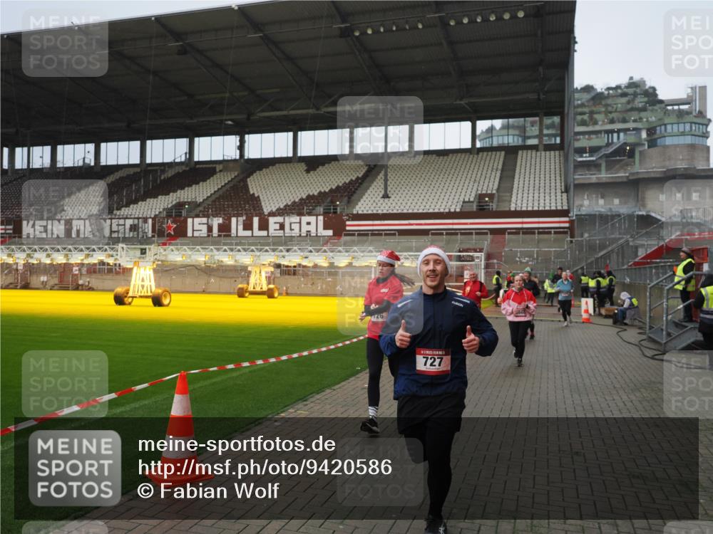 07.12.2025 - St. Pauli X-Mass-Run No. 15 Fabian Wolf http://msf.ph/oto/9420586 07.12.2025 11:40:45 Ziel 52, 726, 727, 1061, 1277, 2199, 2416, 2417, 2865, 2976, 3592, 4608 meine-sportfotos.de