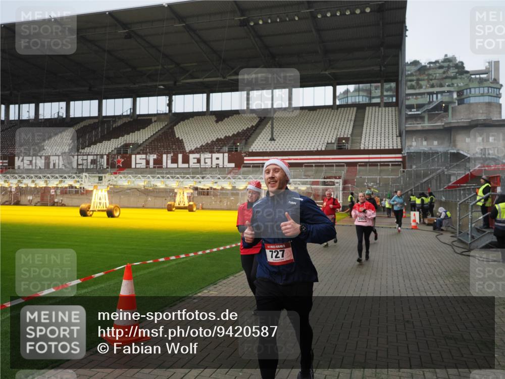 07.12.2025 - St. Pauli X-Mass-Run No. 15 Fabian Wolf http://msf.ph/oto/9420587 07.12.2025 11:40:45 Ziel 52, 726, 727, 1061, 1277, 2199, 2416, 2417, 2865, 2976, 3592, 4608 meine-sportfotos.de