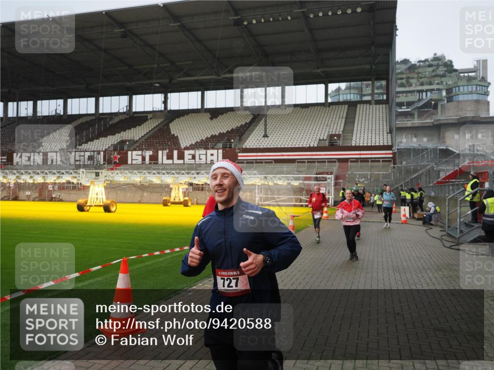 07.12.2025 - St. Pauli X-Mass-Run No. 15 Fabian Wolf http://msf.ph/oto/9420588 07.12.2025 11:40:45 Ziel 52, 726, 727, 1061, 1277, 2199, 2416, 2417, 2865, 2976, 3592, 4608 meine-sportfotos.de