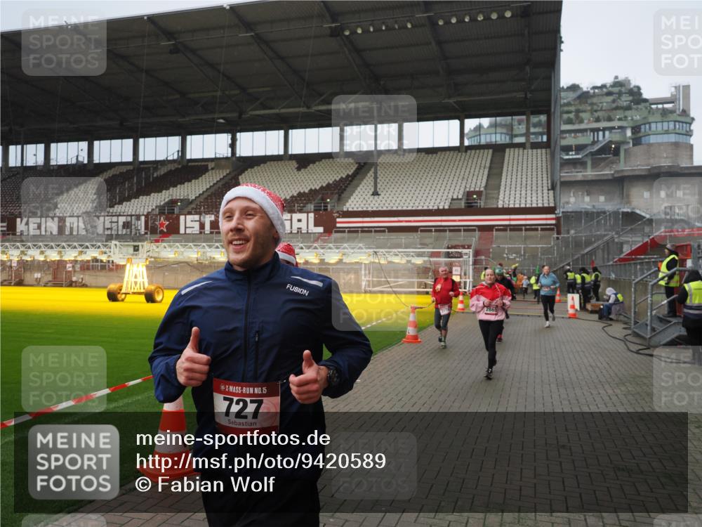07.12.2025 - St. Pauli X-Mass-Run No. 15 Fabian Wolf http://msf.ph/oto/9420589 07.12.2025 11:40:45 Ziel 52, 726, 727, 1061, 1277, 2199, 2416, 2417, 2865, 2976, 3592, 4608 meine-sportfotos.de