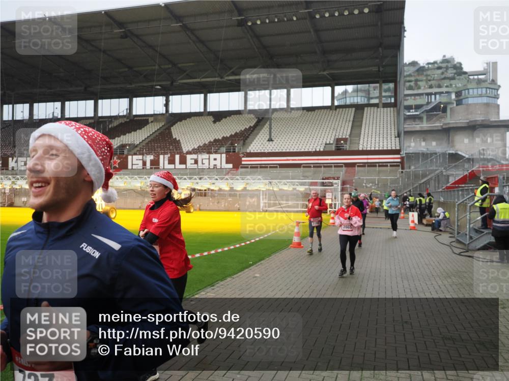07.12.2025 - St. Pauli X-Mass-Run No. 15 Fabian Wolf http://msf.ph/oto/9420590 07.12.2025 11:40:46 Ziel 52, 726, 727, 1061, 1277, 2199, 2416, 2417, 2865, 2976, 3592, 3619, 4608 meine-sportfotos.de