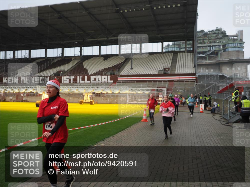 07.12.2025 - St. Pauli X-Mass-Run No. 15 Fabian Wolf http://msf.ph/oto/9420591 07.12.2025 11:40:46 Ziel 52, 726, 727, 1061, 1277, 2199, 2416, 2417, 2865, 2976, 3592, 3619, 4608 meine-sportfotos.de