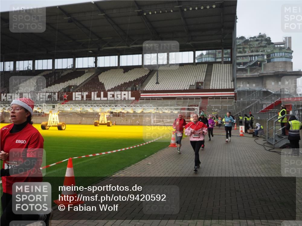 07.12.2025 - St. Pauli X-Mass-Run No. 15 Fabian Wolf http://msf.ph/oto/9420592 07.12.2025 11:40:46 Ziel 52, 726, 727, 1061, 1277, 2199, 2416, 2417, 2865, 2976, 3592, 3619, 4608 meine-sportfotos.de