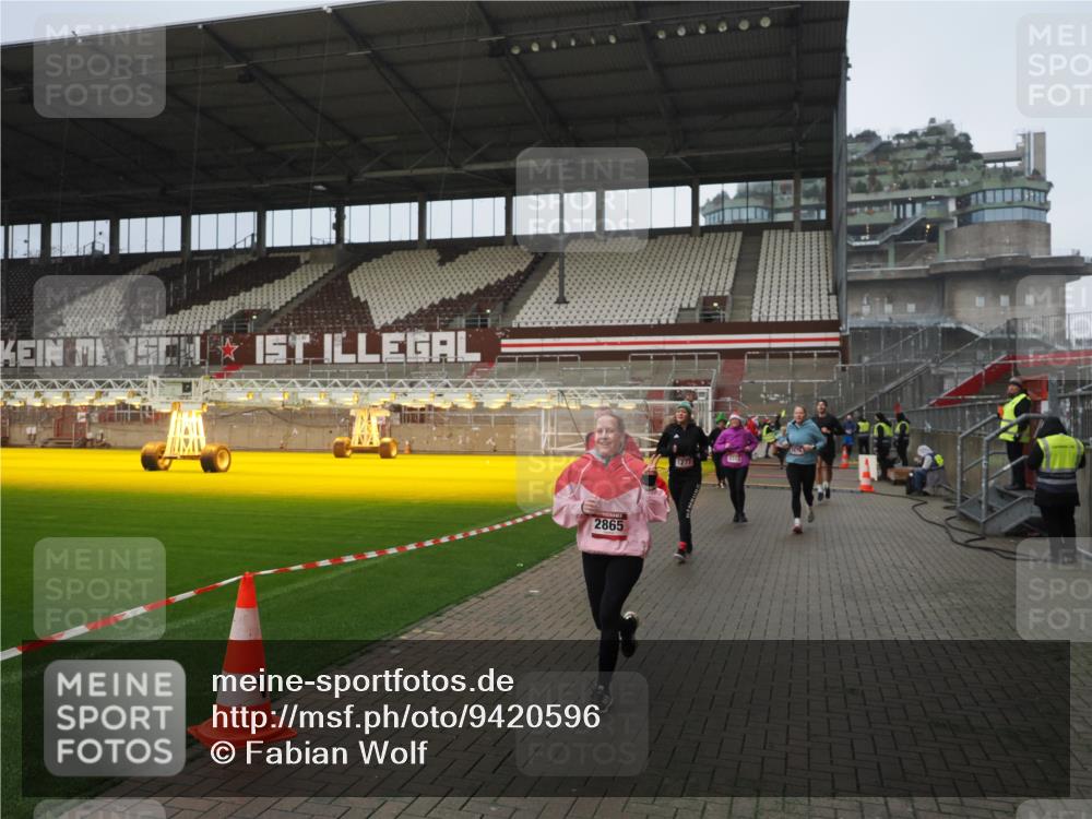 07.12.2025 - St. Pauli X-Mass-Run No. 15 Fabian Wolf http://msf.ph/oto/9420596 07.12.2025 11:40:47 Ziel 52, 726, 727, 1061, 1277, 2199, 2416, 2417, 2865, 2976, 3592, 3619, 4608 meine-sportfotos.de