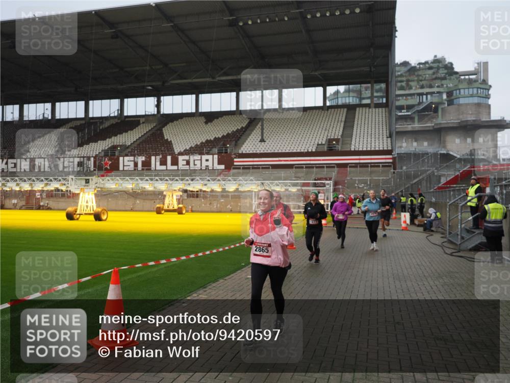 07.12.2025 - St. Pauli X-Mass-Run No. 15 Fabian Wolf http://msf.ph/oto/9420597 07.12.2025 11:40:47 Ziel 52, 726, 727, 1061, 1277, 2199, 2416, 2417, 2865, 2976, 3592, 3619, 4608 meine-sportfotos.de